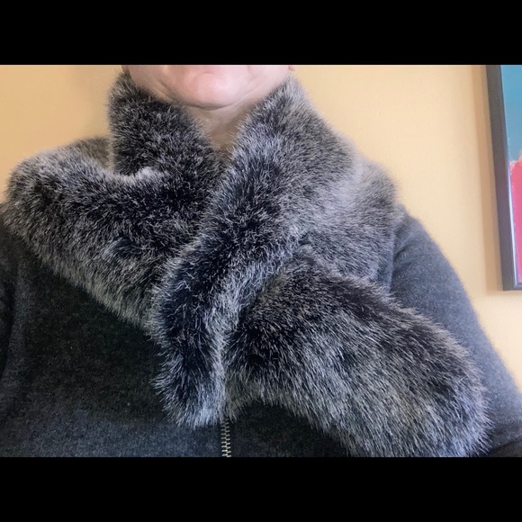 Faux Fur Banana Republic Scarf - Picture 10 of 10
